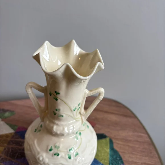 Belleek Shamrock Vintage Porcelain Vase #0857, 6th Mark, Made in Ireland, Cream - Picture 8 of 8